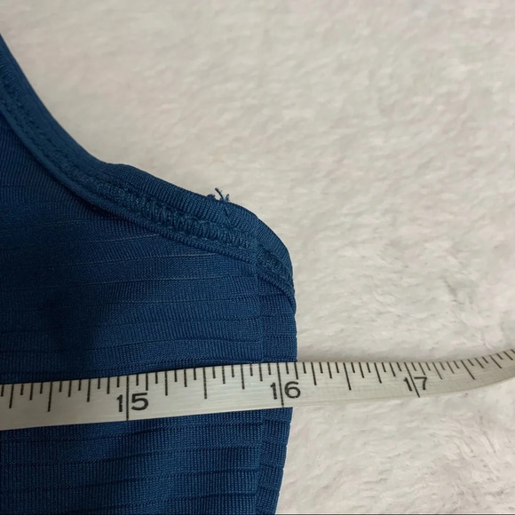 Old Navy active semi fitted workout top size XS - Picture 6 of 7